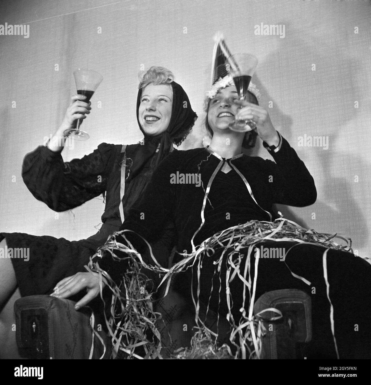 Gäste einer Silvesterparty, Deutsches Reich 1930er Jahre. Gli ospiti di una festa di Capodanno, Germania 1930s. Foto Stock