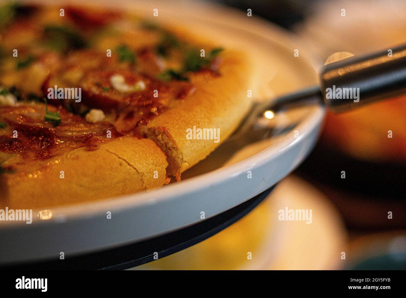 Pizza con salsiccia Foto Stock