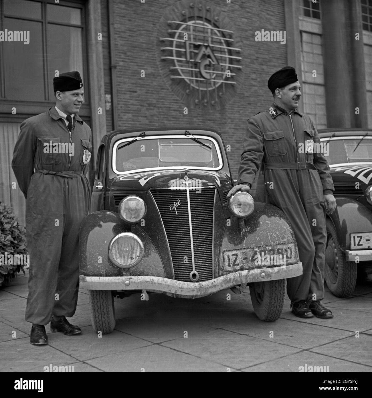 Ein Fahrerteam mit seinem Ford Eifel vor der Firmenzentrale der Ford Werke in Köln Niehl, Deutschland 1930er Jahre. Un driver del team con la sua Ford modello Eifel davanti al tedesco quartier generale di Ford a Colonia, Germania 1930s. Foto Stock