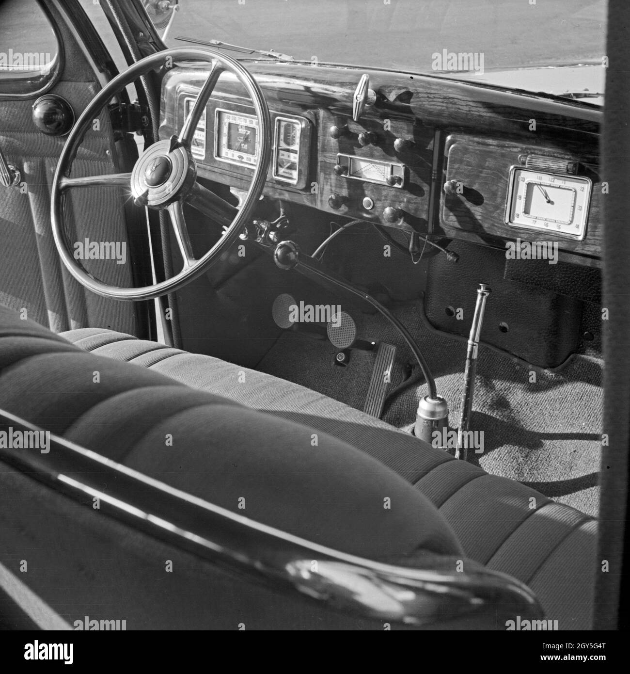 Fahrersitz und Lenkrad am Armaturenbrett im Ford V8, Deutschland 1930er Jahre. Sedile del conducente, il volante e il cruscotto di automobile di una Ford V8, Germania 1930s. Foto Stock