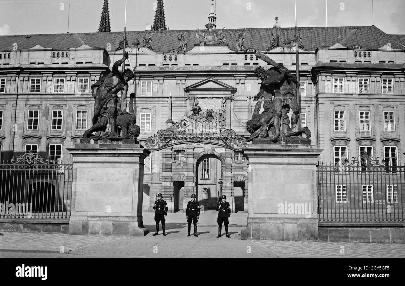 Originalbildunterschrift: SS-Posten am Eingang zur Prager Burg, Prag, 1930 Jahre. Foto Stock