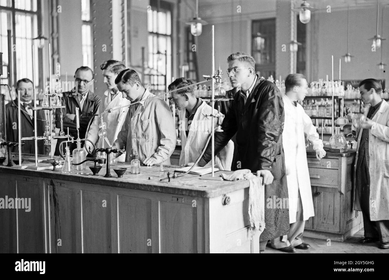 Originalbildunterschrift: Studenten im organischen Laboratorium der deutschen technischen Hochschule in Prag, 1930 Jahre. Foto Stock