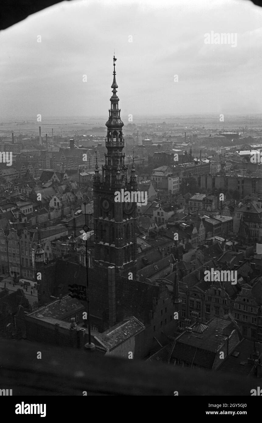 Marienkirche auf den Rathausturm und die Speicherinsel, Deutschland 1930er jahre. Vista dal campanile della chiesa di Santa Maria alla torre del municipio di Danzig, Germania anni trenta. Foto Stock