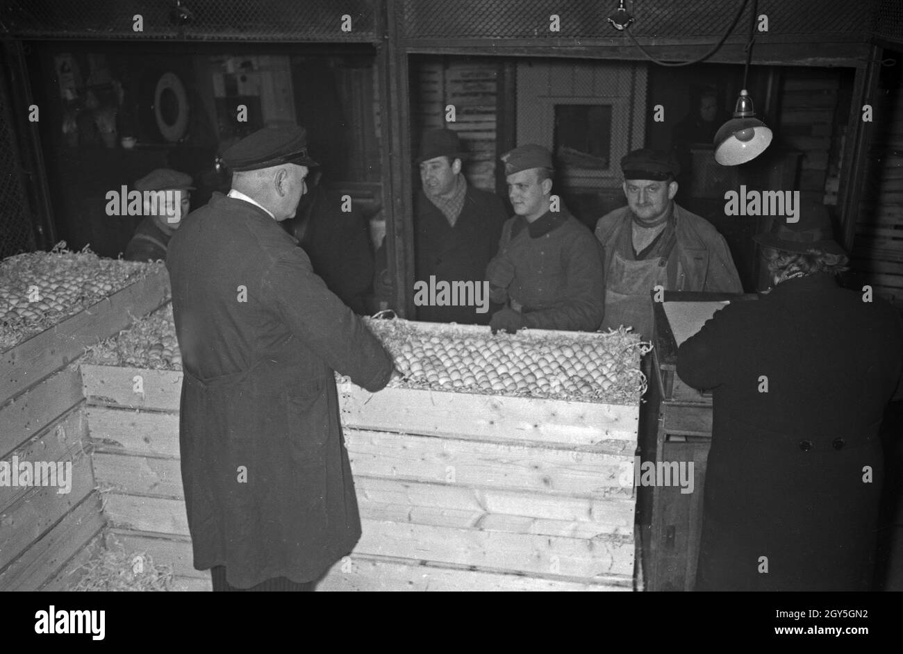Menschen beim Einkauf auf dem Markt, hier: Am Stand für frische Eier, Deutschland 1930er Jahre. Persone che acquistano cibo sul mercato, qui alla cabina con uova fresche, Germania anni trenta. Foto Stock