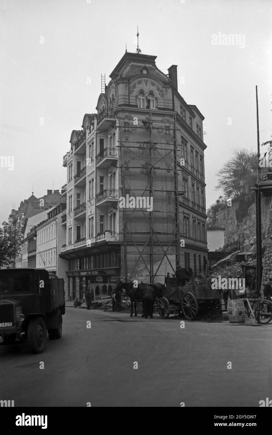 Ein Jugenstilhaus Wird in Prag renoviert, 1930 Jahre. Una casa dell'era Jugenstil in corso di ristrutturazione a Praga, anni '30. Foto Stock