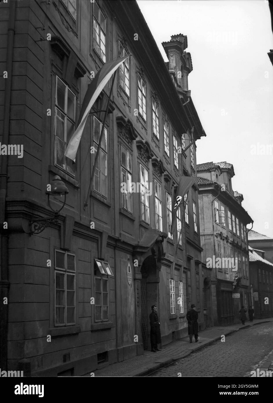 Straßenzug a Prag, 1930 Jahre. Strada a Praga, anni '30. Foto Stock