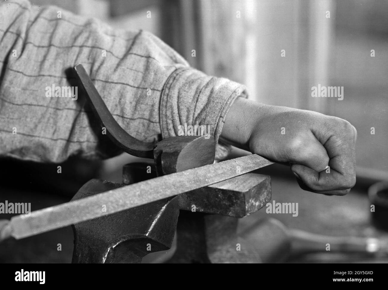 Die Arbeit eines Büchsenmachers a Karlsbad, 1930 Jahre. Il lavoro di un fucile a Karlsbad, anni trenta. Foto Stock