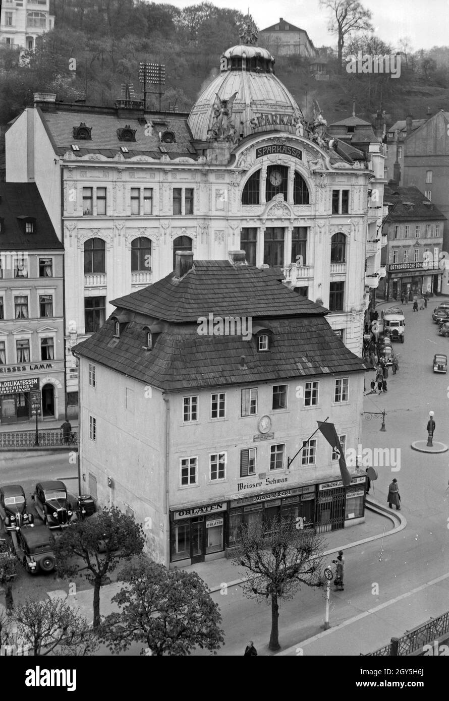 Unterwegs in Karlsbad, hier die Sparkasse und Gasthaus 'Weißer Schwan', 1930 Jahre. La banca e il ristorante 'Weisser Schwan' a Karlsbad, anni '30. Foto Stock