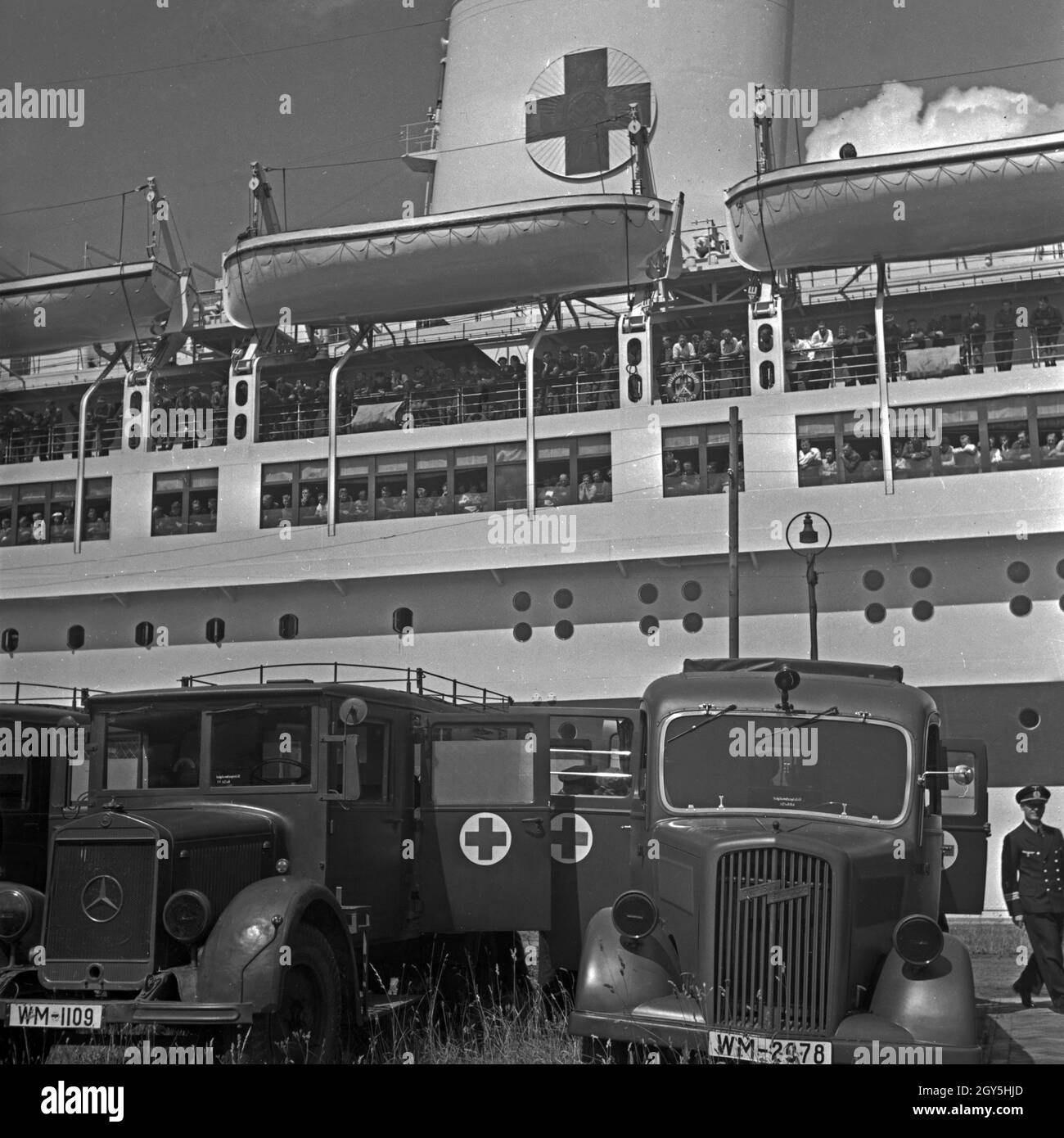 Original-Bildunterschrift: Lazarettschiff " Wilhelm Gustloff' - Sanitätskraftwagen soregn für den schnellen Transport der heimgekehrten Verwundeten in die apertura idraulica per il grande gavone. Nave ospedale "Wilhelm Gustloff' ambulanze in attesa per il rapido trasporto dei feriti negli ospedali militari. Foto Stock