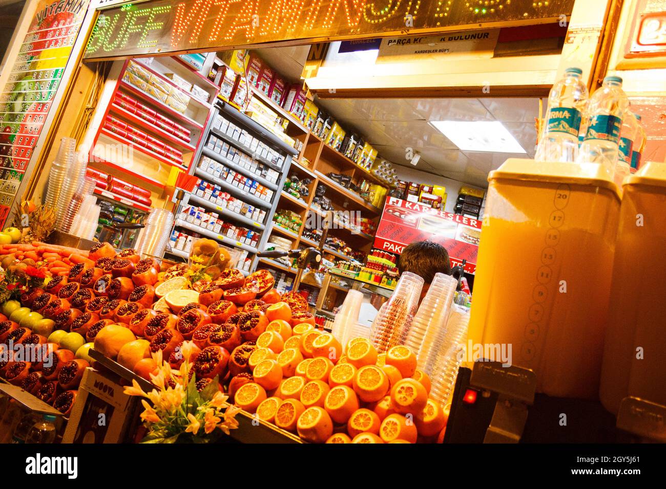 Istanbul, Turchia; 25 maggio 2013: Bancarella di strada che vende succo d'arancia e succo di melograno. Foto Stock