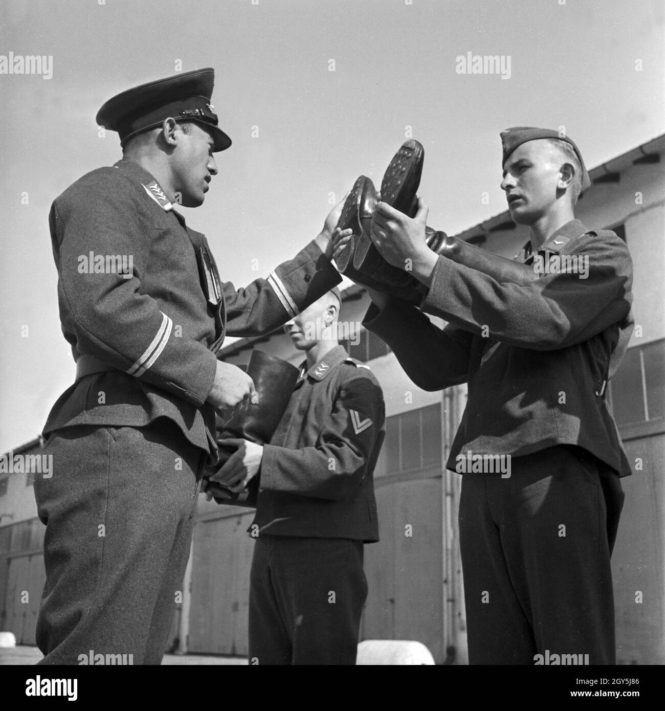 Stiefel Appell: der Spieß bei circuizione unbstechlichen Kontrolle, Deutschland 1940er Jahre. Boot raduno: kissem (personale) sergente al suo controllo spietato, Germania 1940s. Foto Stock