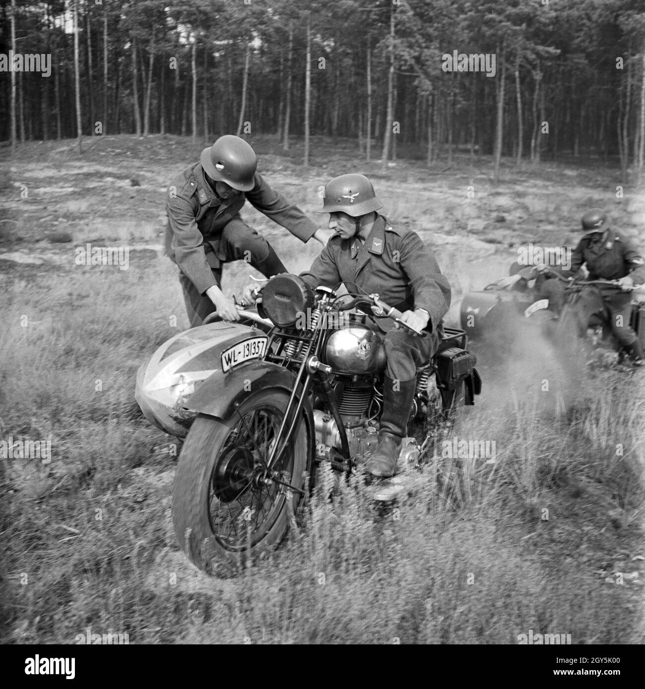 Original-Bildunterschrift: Soldaten lernern Kradfahren im Gelände, Deutschland 1940er Jahre. Soldati imparare a guidare una motocicletta, Germania 1940s. Foto Stock