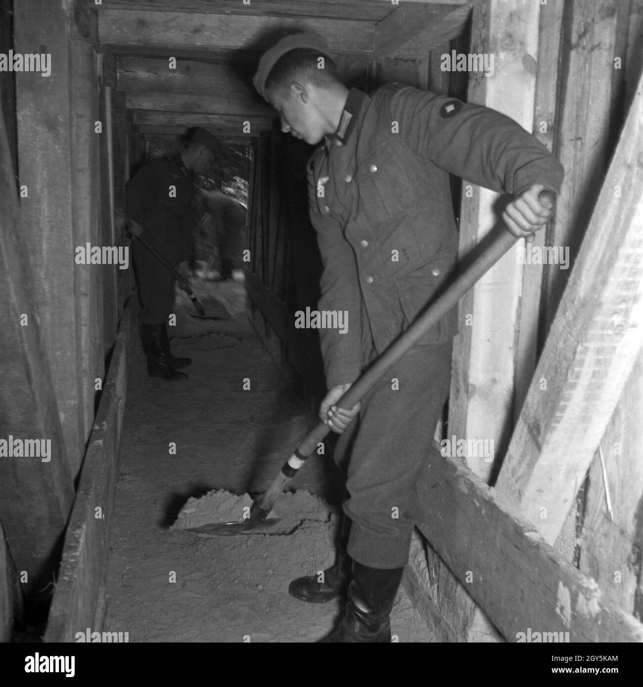 Original-Bildunterschrift: Beim Minieren unter der Erde - Pioniere als Bautrupp, Deutschland 1940er Jahre. Industria mineraria sotterranea - i soldati di ingegneria militare come lavoratori edili, Germania 1940s. Foto Stock