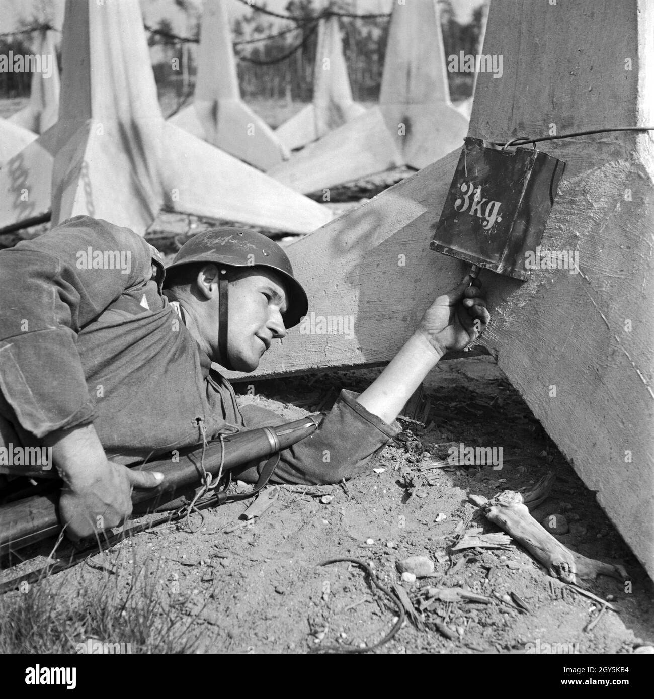 Original-Bildunterschrift: ein Stoßtruppmann bringt eine Sprengladung un, Deutschland 1940er Jahre. Un soldato di ingegneria militare di installare una carica esplosiva, Germania 1940s. Foto Stock