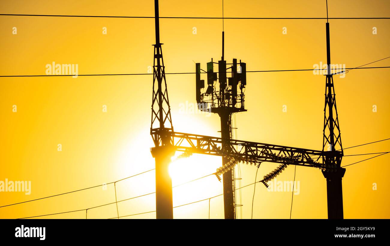 Produzione di combustibile ed elettricità.reti elettriche con fili e trasformatori al tramonto.linee di trasmissione di potenza e dalla centrale elettrica.potenza l Foto Stock