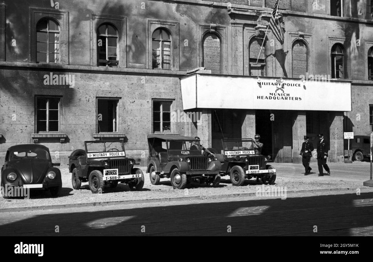 Eingang zum Hauptquartier der amerikanischen Militärpolizei am Odeonsplatz, Ludwigstraße in München, Deutschland 1940er Jahre. Ingresso della sede della polizia militare americana di Monaco in via Ludwigstrasse, vicino a piazza Odeonsplatz, Germania 1940. Foto Stock