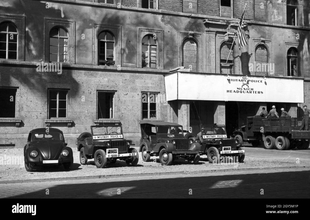 Eingang zum Hauptquartier der amerikanischen Militärpolizei am Odeonsplatz, Ludwigstraße in München, Deutschland 1940er Jahre. Ingresso della sede della polizia militare americana di Monaco in via Ludwigstrasse, vicino a piazza Odeonsplatz, Germania 1940. Foto Stock