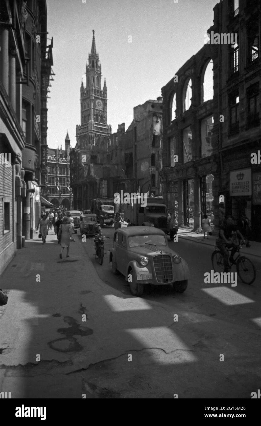 Alltagsleben im zerbombten München nahe dem Rathaus am Marienplatz, Deutschland 1940er Jahre. Vita media a Monaco bombardato vicino al municipio in piazza Marienplatz, Germania 1940. Foto Stock