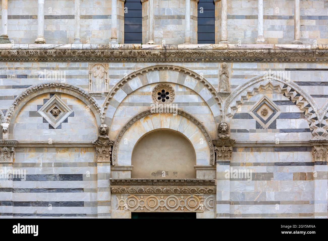 San Paolo medievale sulla riva della chiesa dell'Arno (San Paolo a Ripa d'Arno), Pisa, Italia Foto Stock