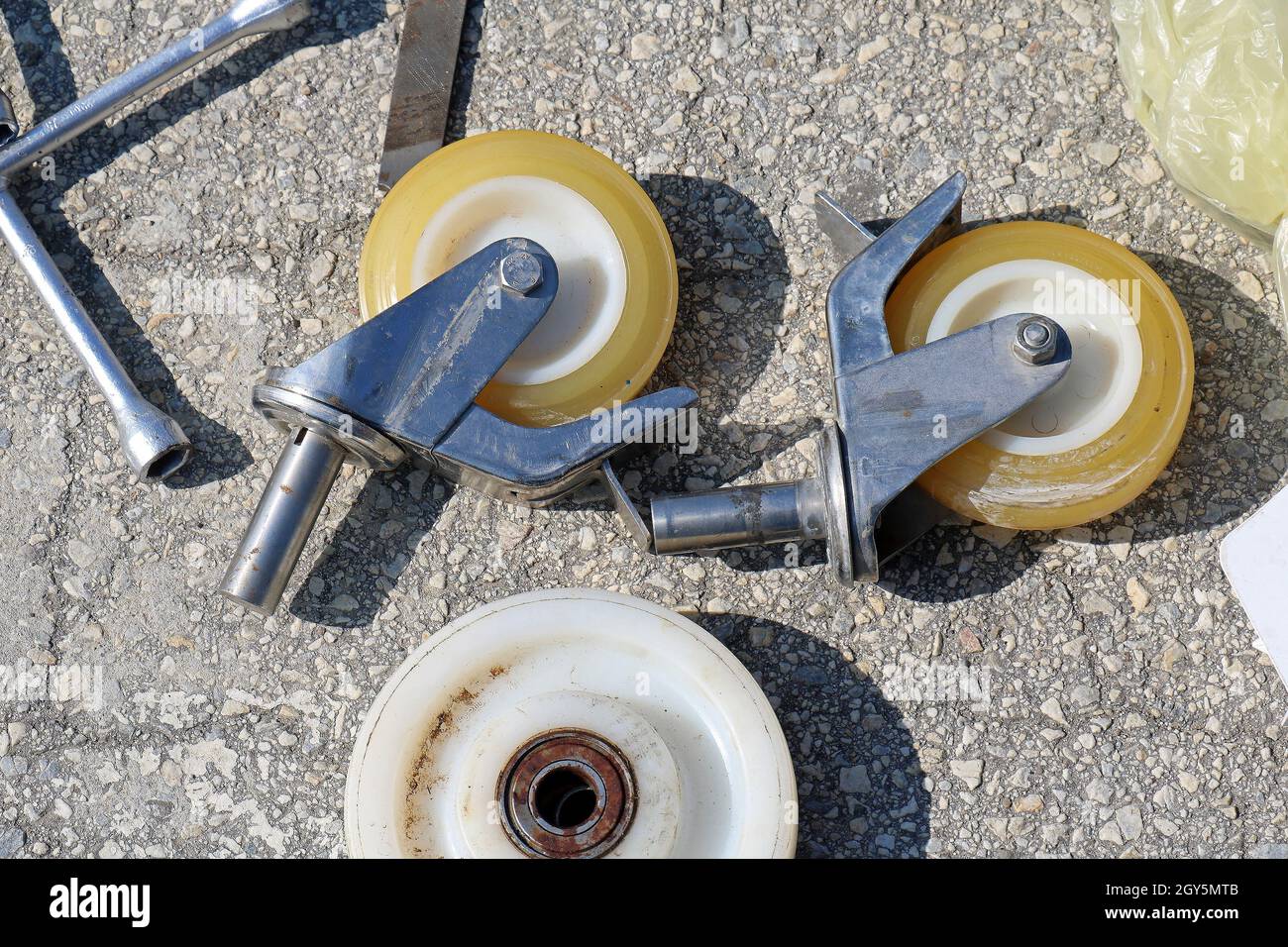 Ruote orientabili in acciaio inox per il settore dei trasporti su pavimenti in pietra Foto Stock