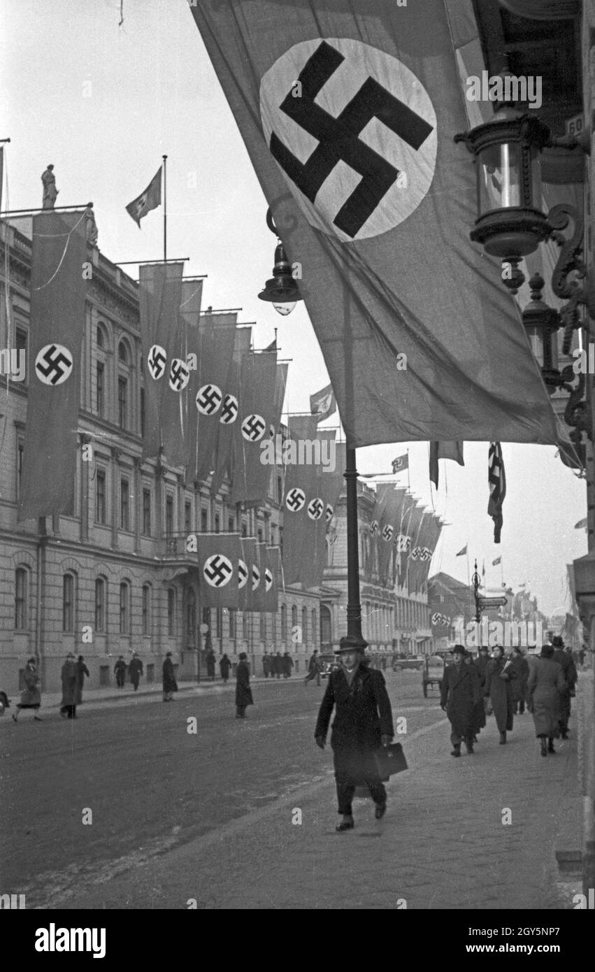 Spaziergang durch Berlin, hier: Die Stadt hat geflaggt, Deutschland 1930er Jahre. Facendo una passeggiata attraverso Berlino, qui: Bandiere di swastika per le strade, la Germania anni trenta. Foto Stock