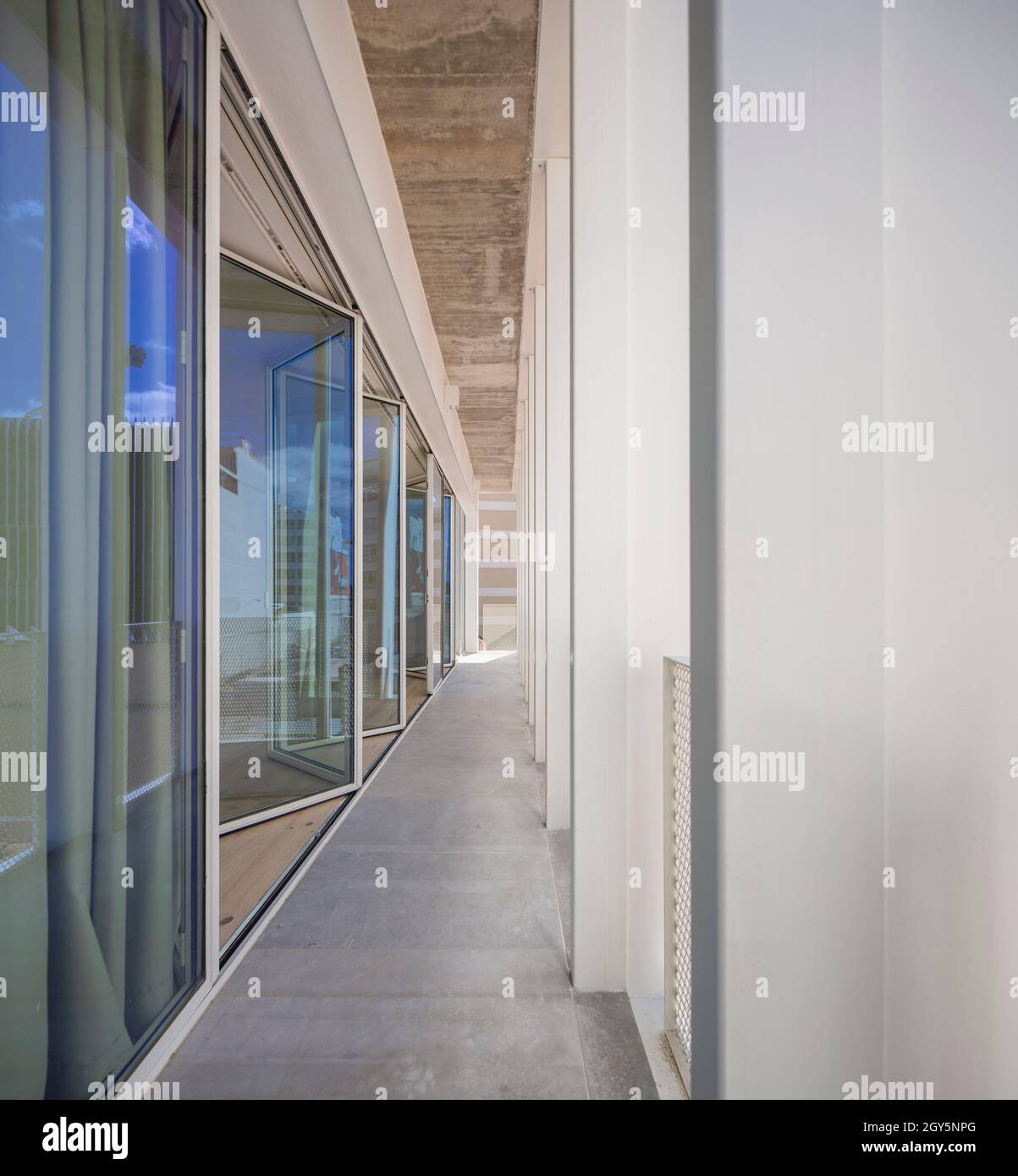 Vista sul corridoio con finestre a soffietto. Ribeira 11, Lisbona, Portogallo. Architetto: Ricardo Carvalho Arquitectos & Associados, 2021. Foto Stock