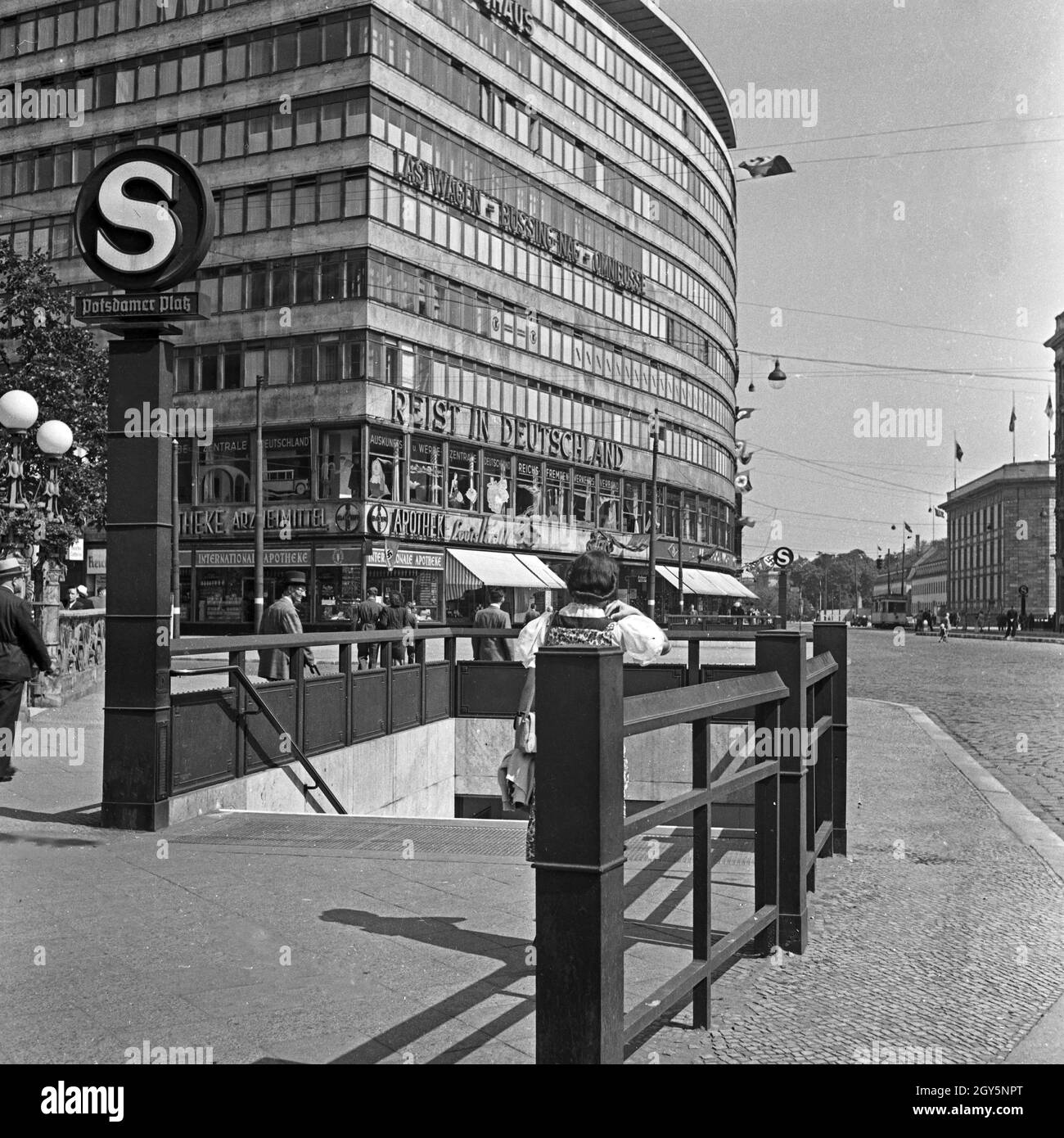 Spaziergang durch die Reichshauptstadt Berlin, hier am Columbushaus am Potsdamer Platz, 1940er Jahre. Facendo una passeggiata attraverso la capitale del III. Reich, Berlino, qui l'edificio Columbus in Potsdamer Platz, 1940. Foto Stock