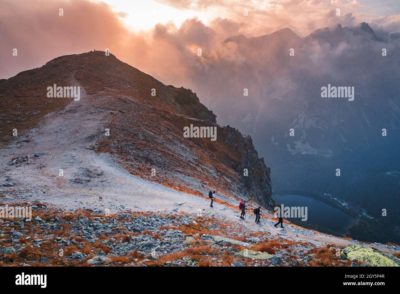 escursioni foto. Gruppo di escursionisti a piedi sul sentiero turistico in montagna. Foto di sport. Vita attiva Foto Stock