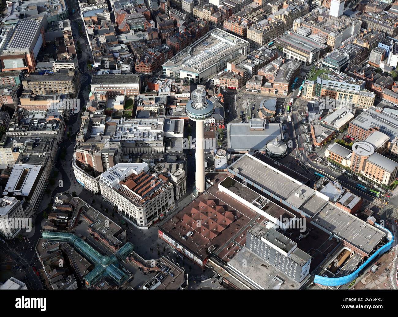 Vista aerea di Liverpool con la St Johns Beacon Viewing Gallery (radio City Tower) e il St Johns Shopping Centre prominenti in primo piano Foto Stock