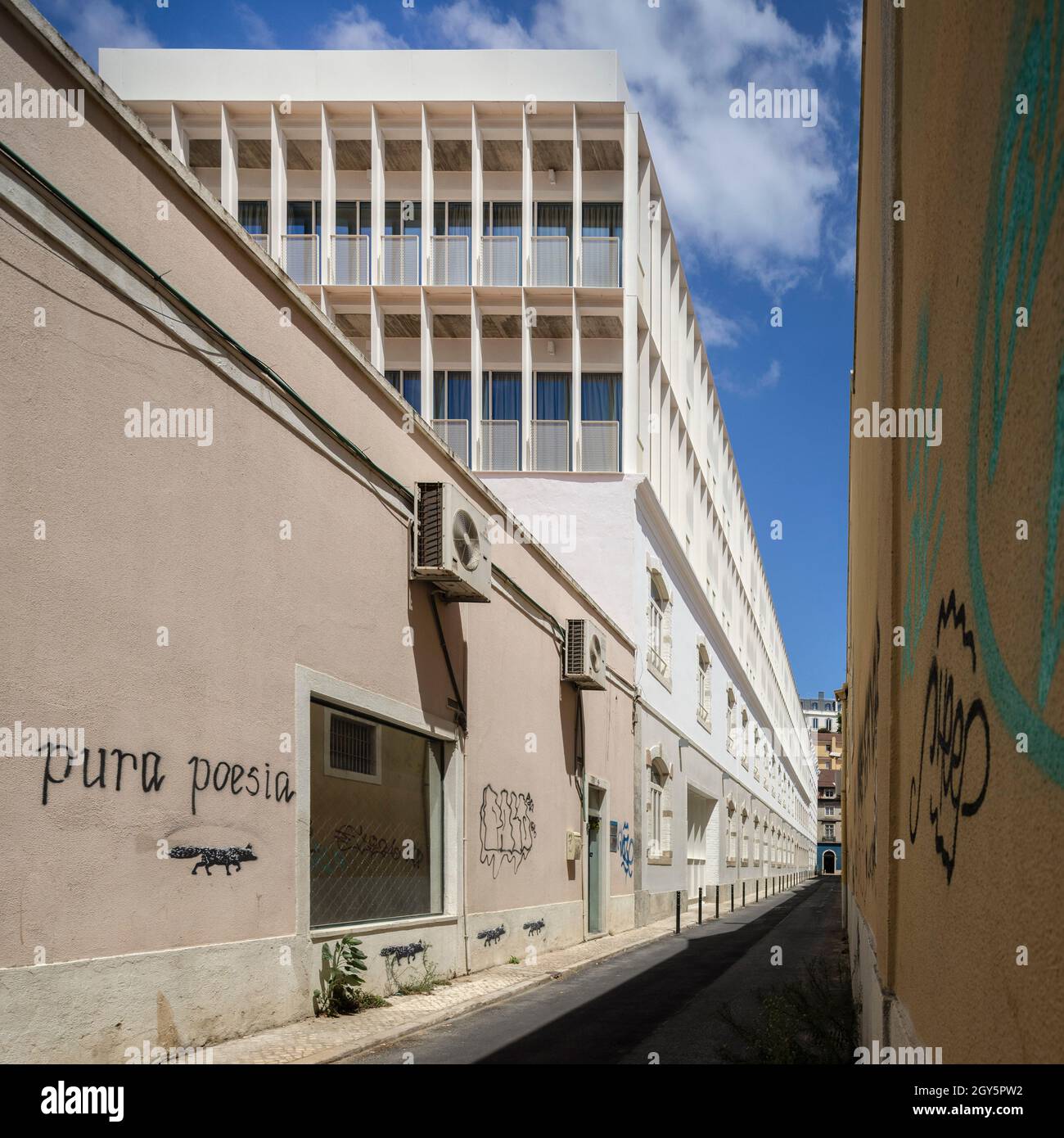 Facciata esterna. Ribeira 11, Lisbona, Portogallo. Architetto: Ricardo Carvalho Arquitectos & Associados, 2019. Foto Stock