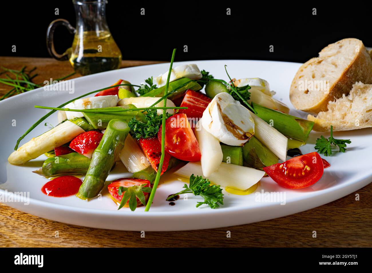 Insalata di asparagi con fragole, pomodori e formaggio di capra Foto Stock