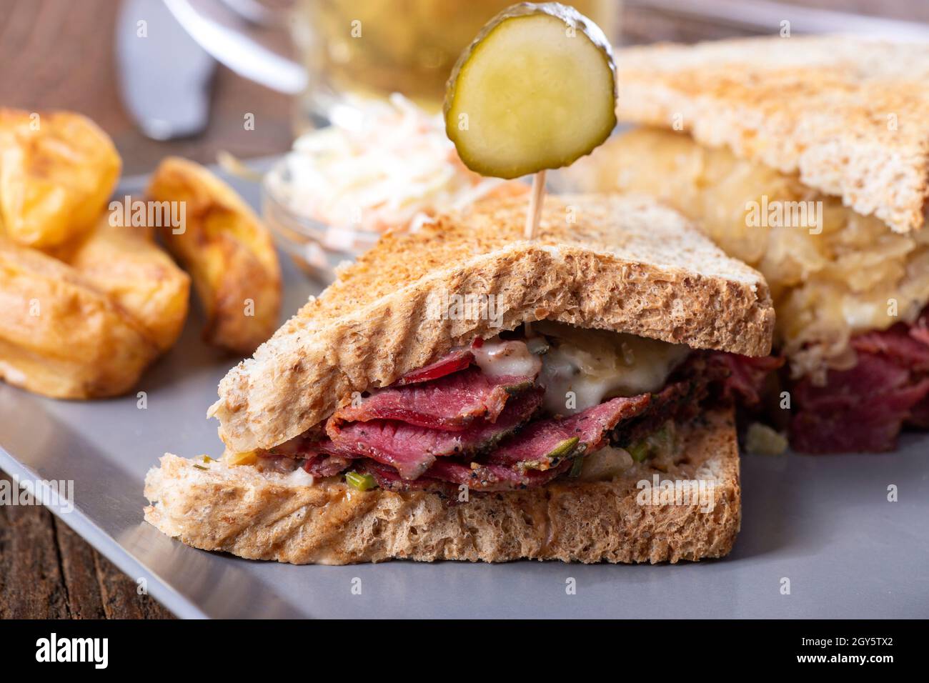 sandwich reuben su un piatto con patatine fritte Foto Stock