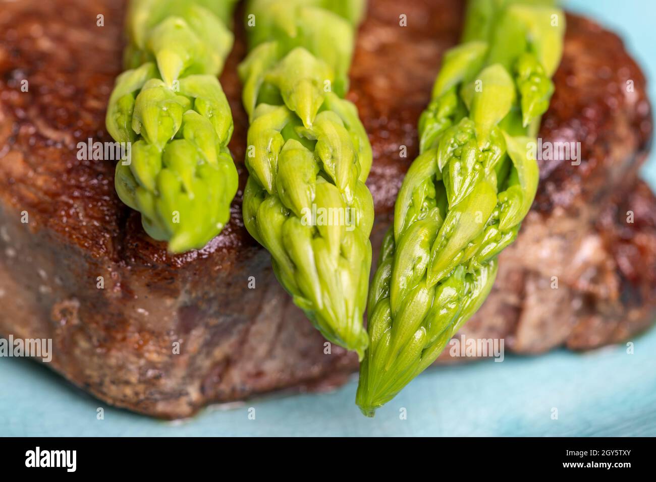 asparagi con patate e bistecca Foto Stock