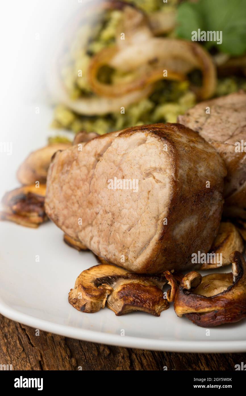 filetto di maiale con salsa di funghi Foto Stock