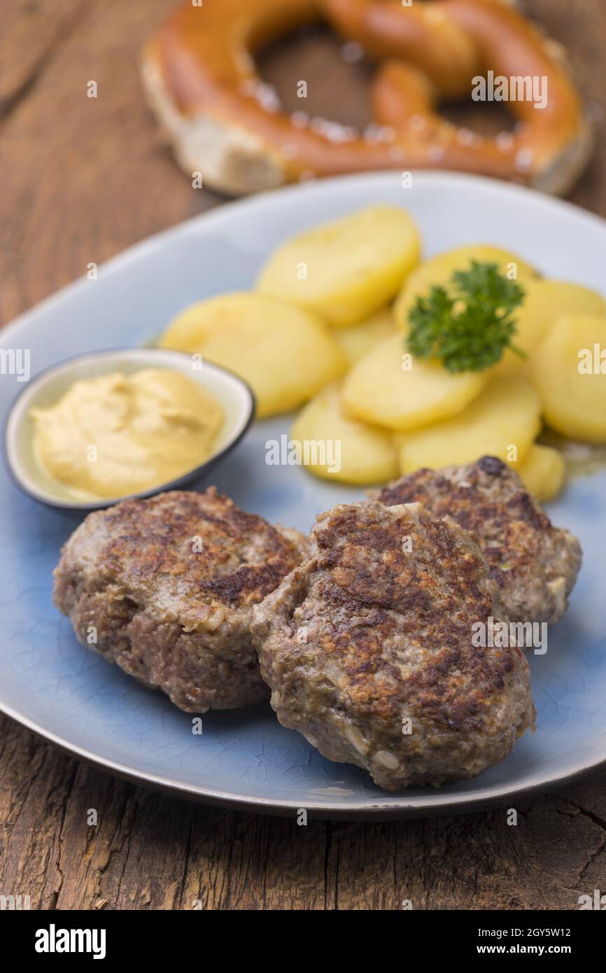 polpette di carne bavarese con insalata di patate Foto Stock