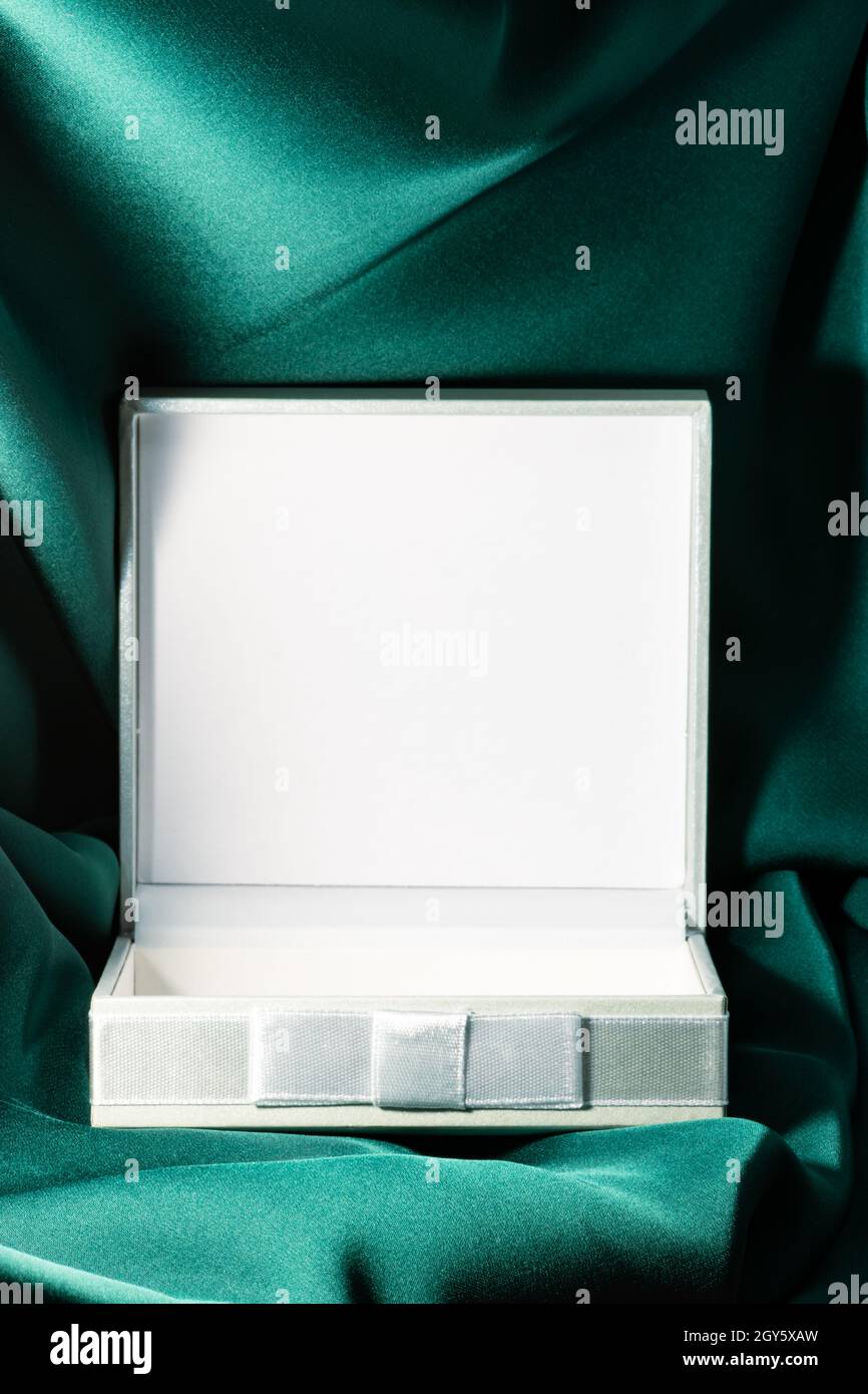 Vetrina dei prodotti natalizi bianco scatola regalo stand su sfondo verde. Confezione regalo per prodotti da esposizione, profumo, vendita promozionale, presentazione, cosmetici al Foto Stock