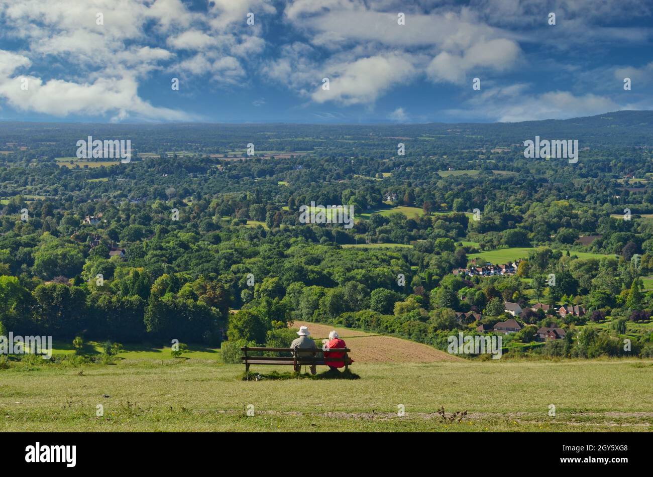 Vecchia coppia che riposa su una panchina su Box Hill Surrey Foto Stock