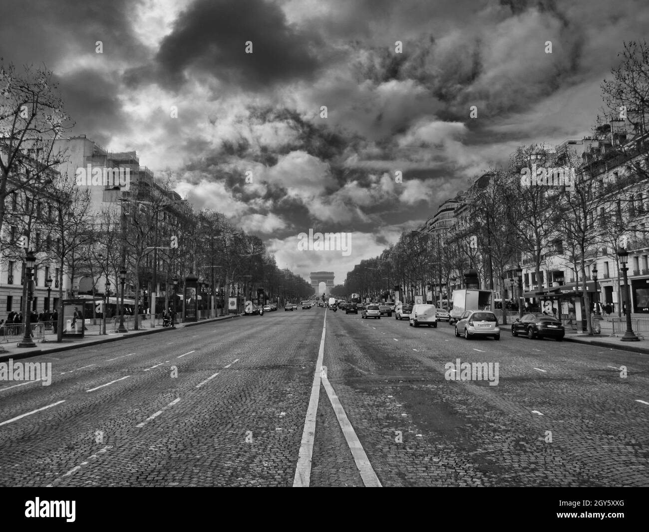 Vista lungo gli Champs-Elysee verso l'Arco di Trionfo Foto Stock