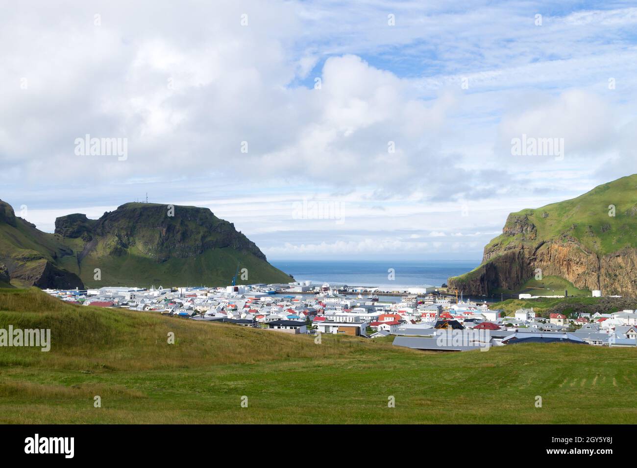 Città di Heimaey vista aerea dal vulcano Eldfell. Islanda paesaggio. Isole Westman Foto Stock