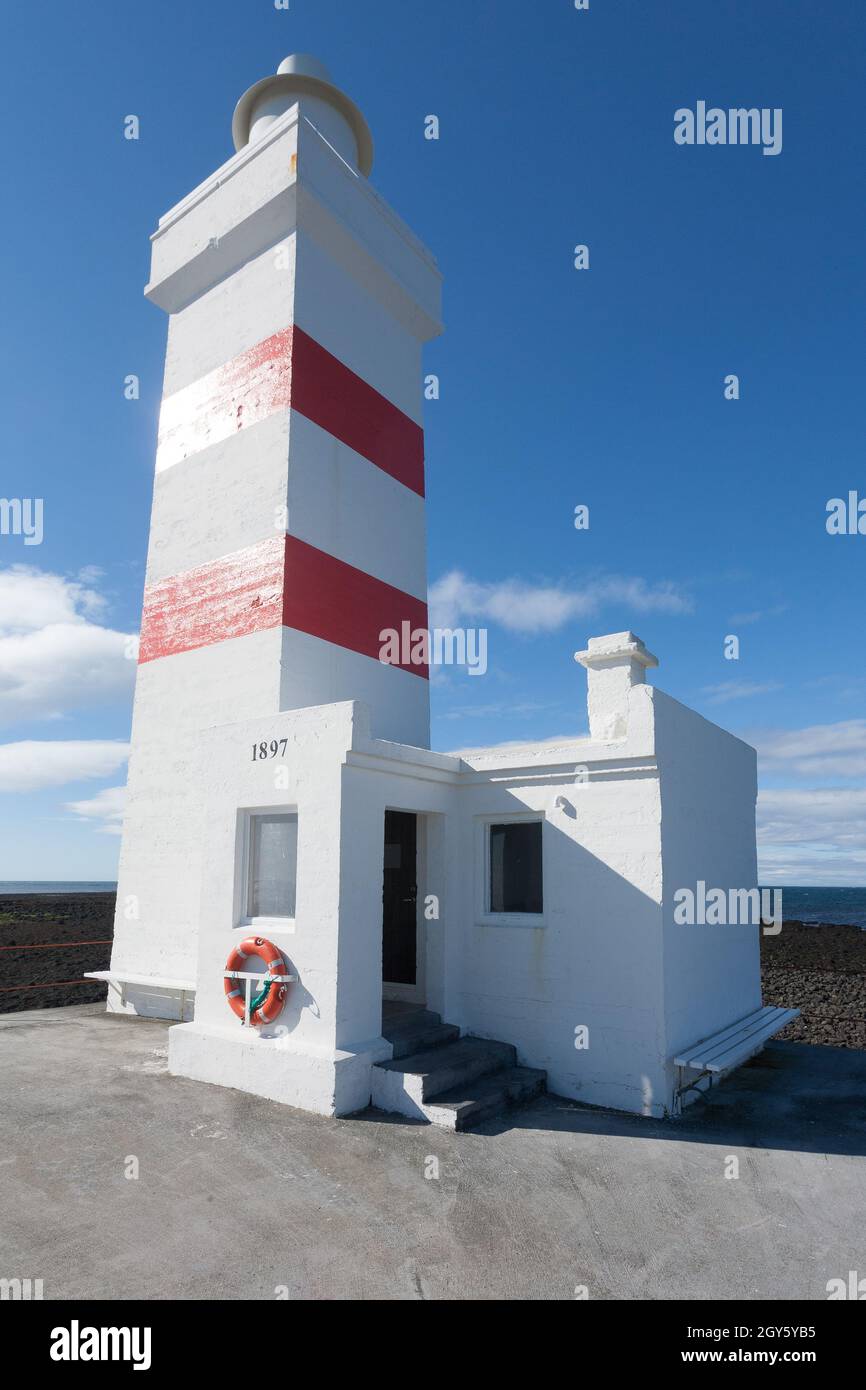 Il vecchio faro in Gardur alla penisola di Reykjanes in Islanda. Islanda landmark Foto Stock