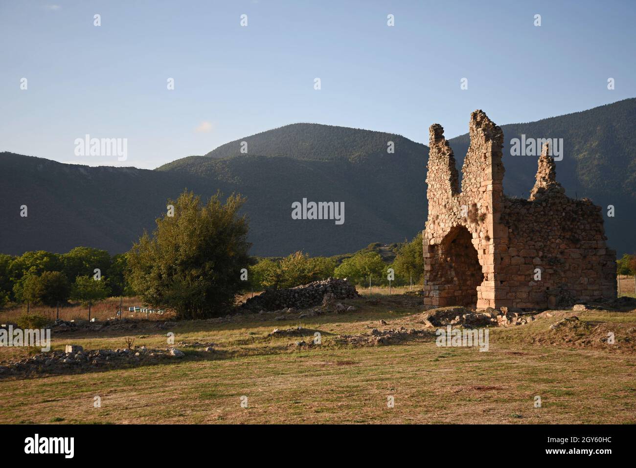 Paesaggio con vista panoramica delle rovine di Zarakas un antico monastero francescano a nord del lago di Stymphalia a Corinthia, Grecia. Foto Stock