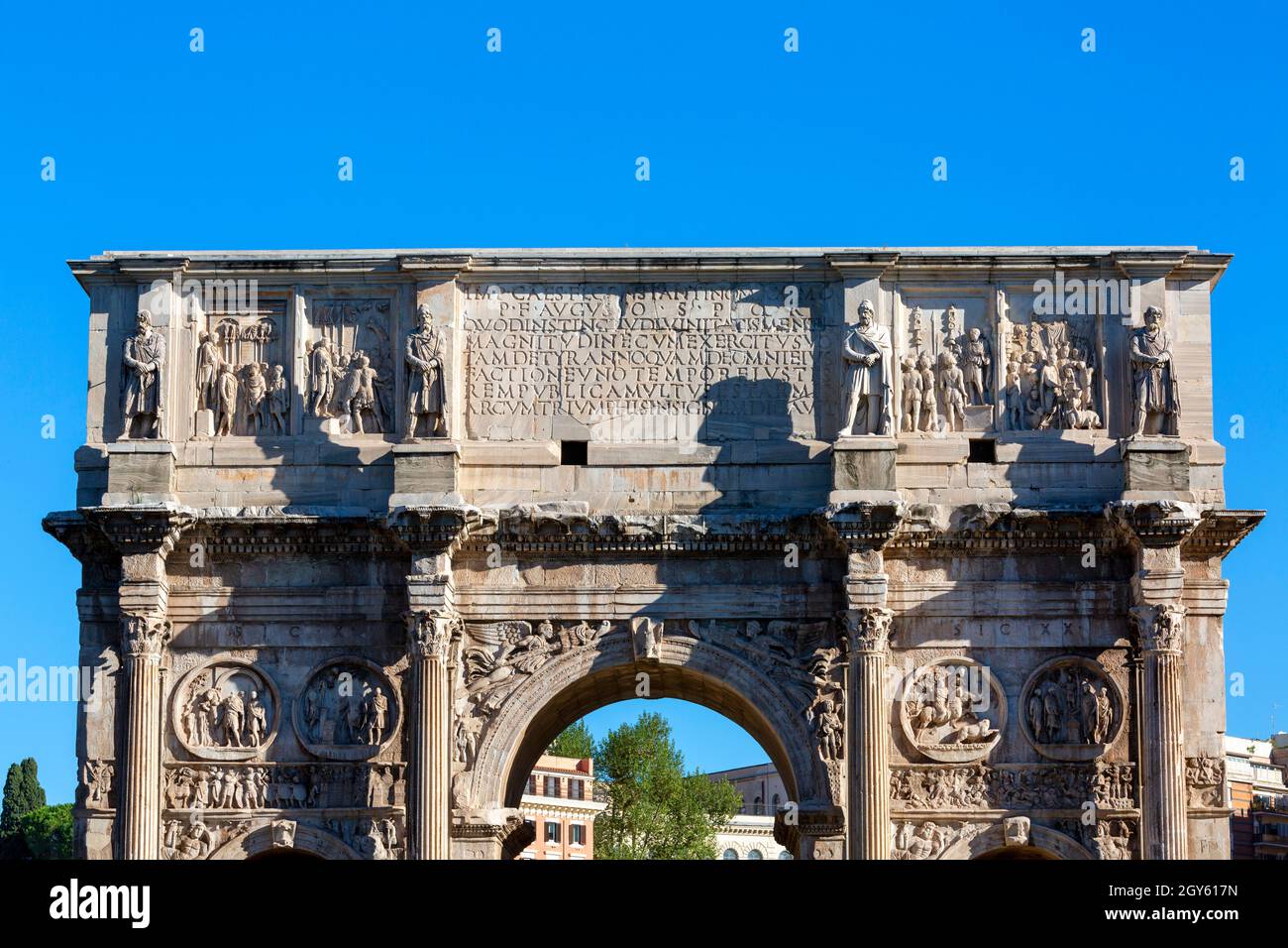 Arco di Costantino del IV secolo, (Arco di Costantino) accanto al Colosseo, dettagli della mansarda, Roma, Italia Foto Stock