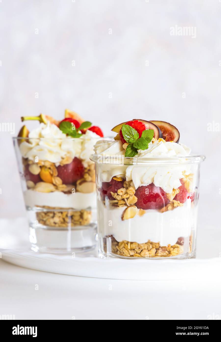 Granola parfait con lampone e fichi Foto Stock