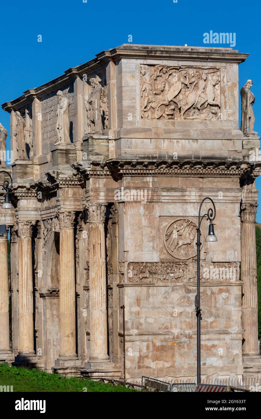 Arco di Costantino del IV secolo, (Arco di Costantino) accanto al Colosseo, dettagli della mansarda, Roma, Italia Foto Stock