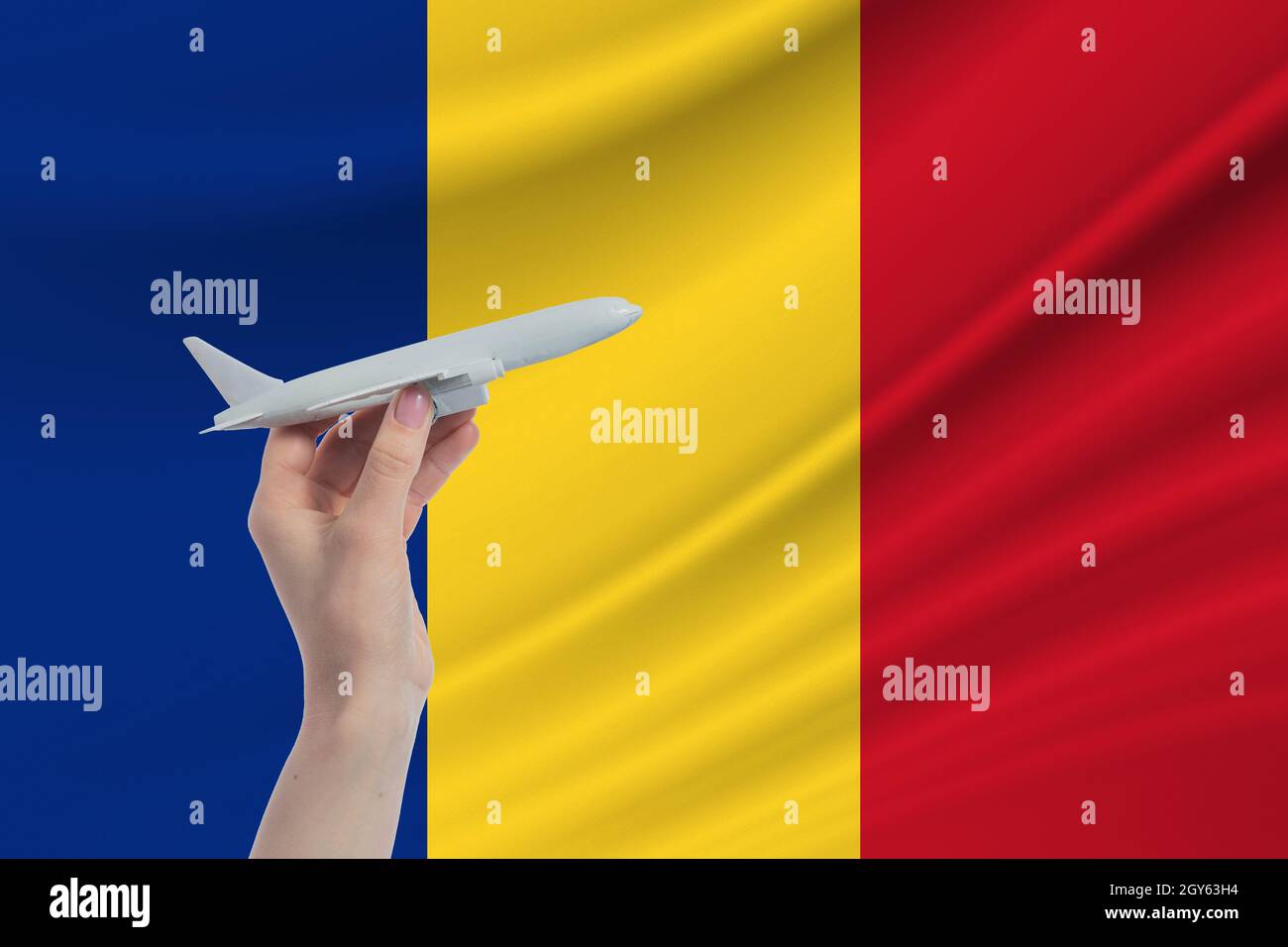 Aereo in mano con bandiera nazionale della Romania. Viaggio in Romania. Foto Stock