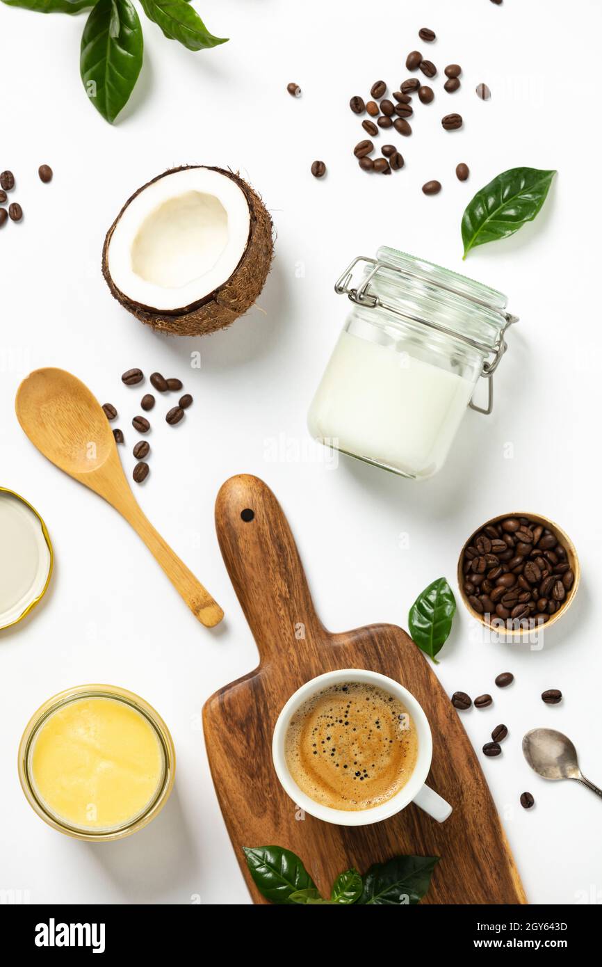 Ingredienti per il paleo e il caffè bolletenico: Olio di cocco, burro, caffè, piatto, vista dall'alto Foto Stock
