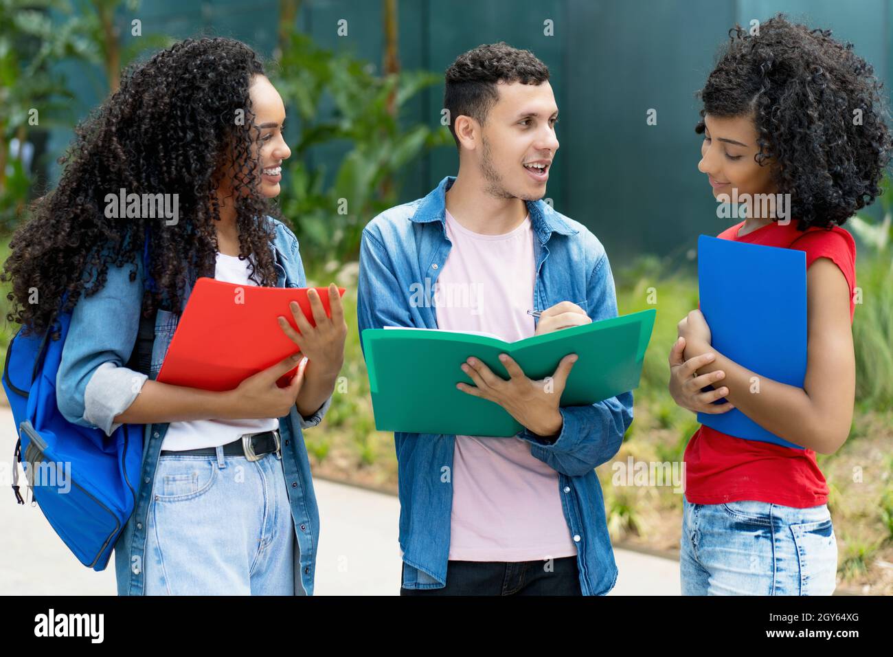 Gruppo di studenti caucasici e latinoamericani e arabici presso il campus universitario Foto Stock