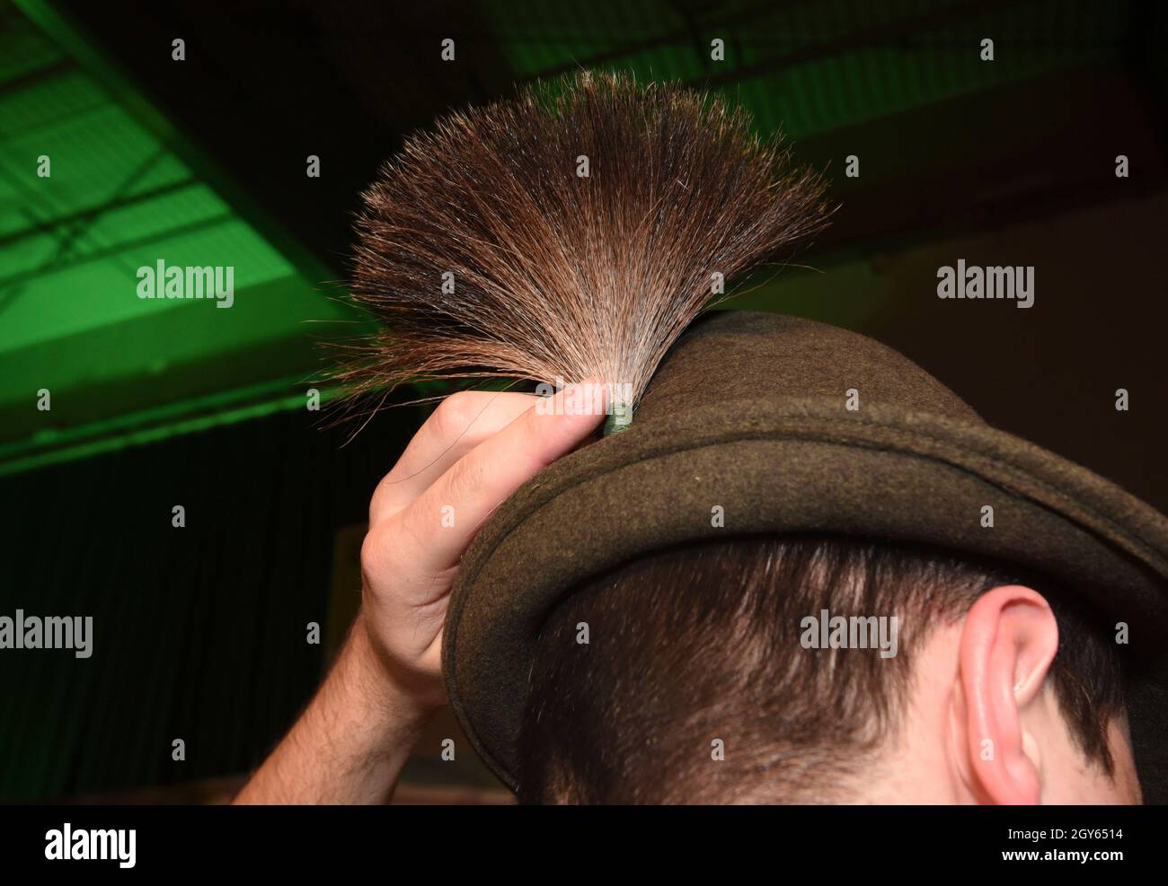 ciuffo di capelli di camoscio indossato come decorazione del cappello,  parte del costume tradizionale Foto stock - Alamy
