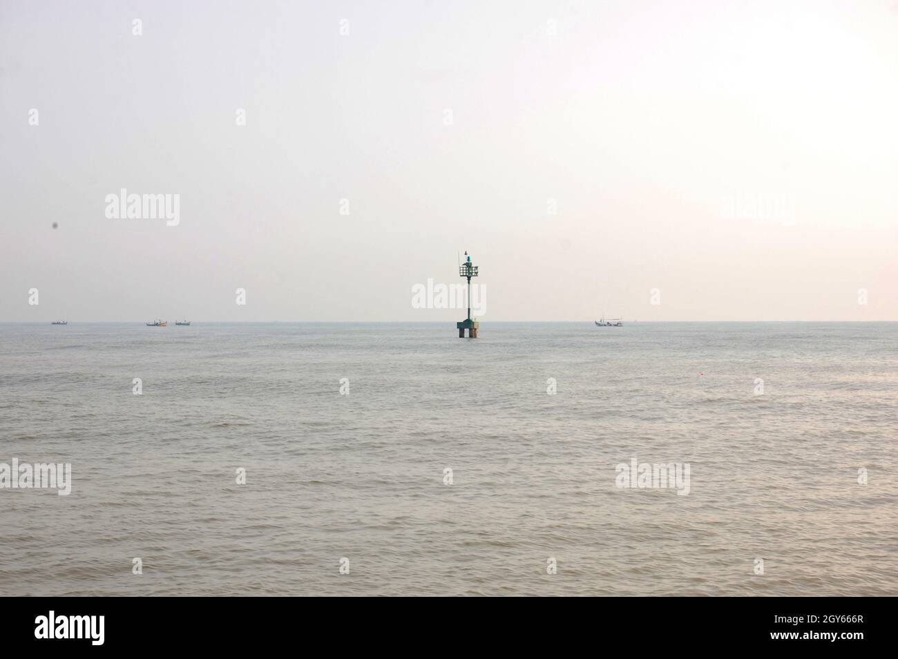 La vista di un oceano calmo in Giava Centrale, Indonesia Foto Stock