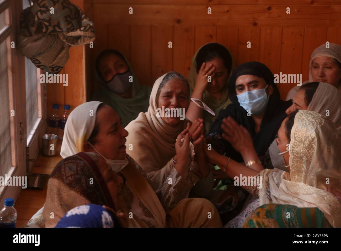 Srinagar, India. 07 ottobre 2021. Le donne piangono e piangono quando Supinder Kaur, il preside della scuola femminile, raggiunse la sua residenza ad Alochibagh, fu uccisa da sospettati militanti nella zona di Eidgah nella periferia di Srinagar. (Foto di Muhammad Manan/Pacific Press) Credit: Pacific Press Media Production Corp./Alamy Live News Foto Stock